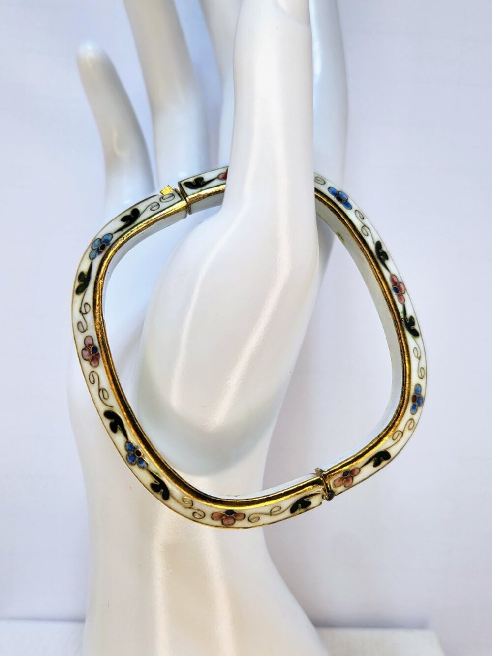 Vintage White Enamel Floral Hinged Bangle Bracelet – Gold Tone Cloisonné